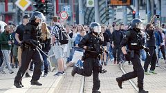 Image: Riot police cross the street in Chemnitz after the death of a 35-yea