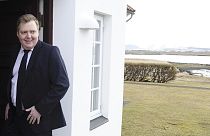 Islândia: primeiro-ministro renuncia ao cargo