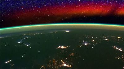 A extraordinária vista espacial do horizonte terrestre à noite