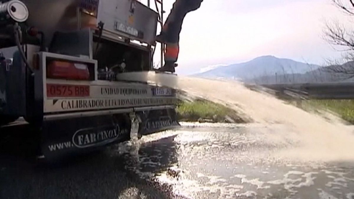Camion-cisterna svuotati in strada, tra Francia e Spagna è guerra del vino