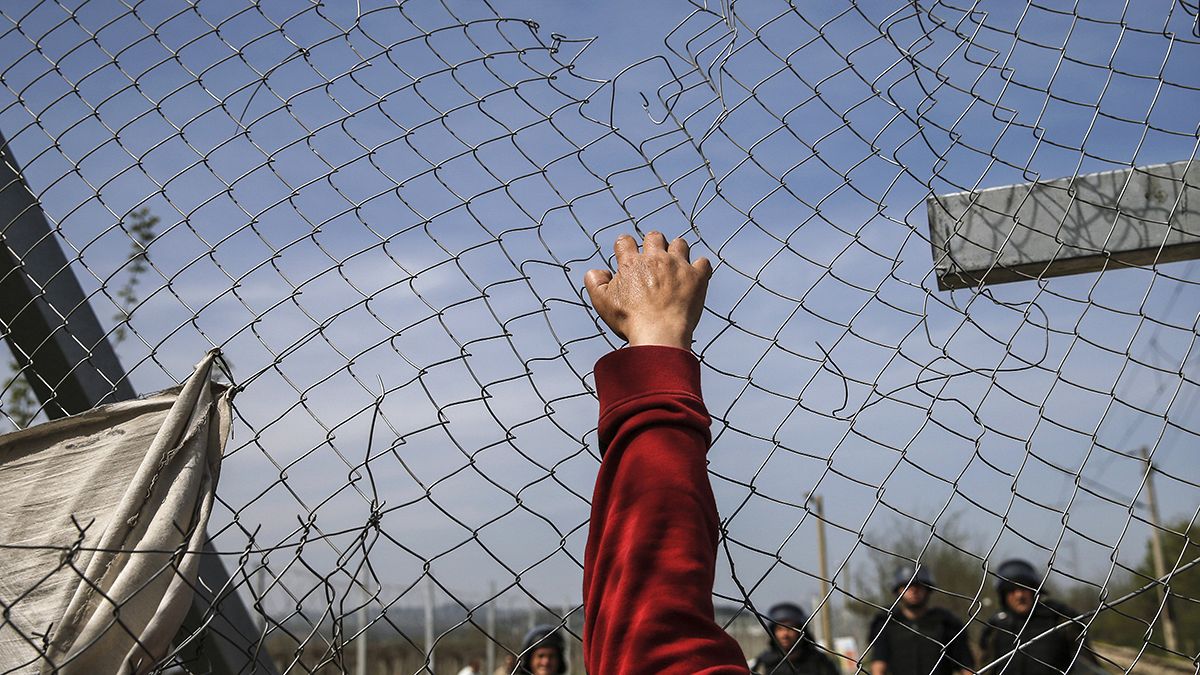 Mujeres y niños desafían a la policía griega en el campamento de Idomeni
