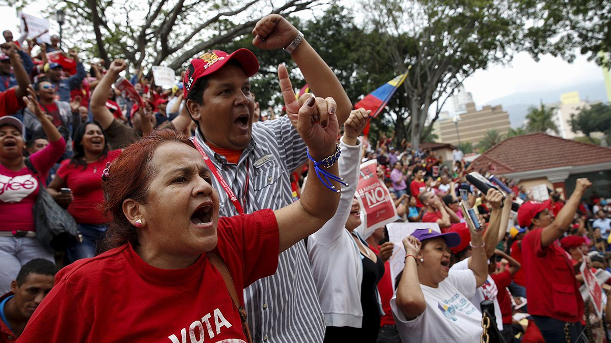 الرئيس الفنزويلي يهدد المعارضة إن استمرت في سعيها لإزاحته وصدامات بين مؤيدي الطرفين