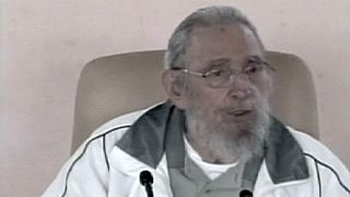 Cuba : Fidel Castro, 89 ans, rend visite à des écoliers