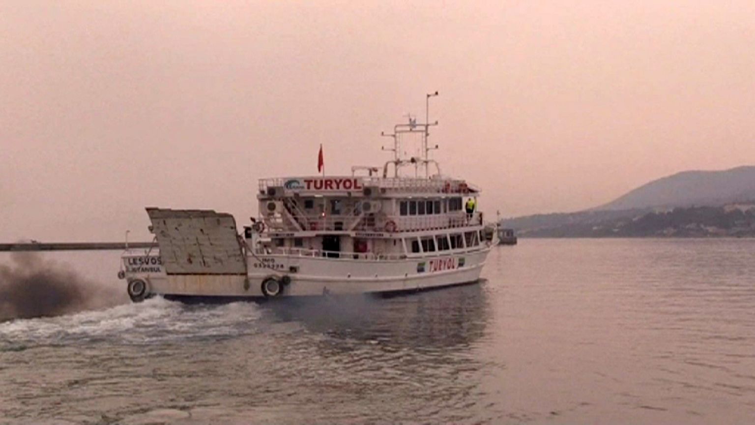 Λέσβος: Αλληλέγγυοι βούτηξαν στη θάλασσα για να εμποδίσουν την επαναπροώθηση μεταναστών