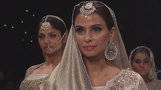 Pakistan Moda Haftası'nda canlı kıyafetler