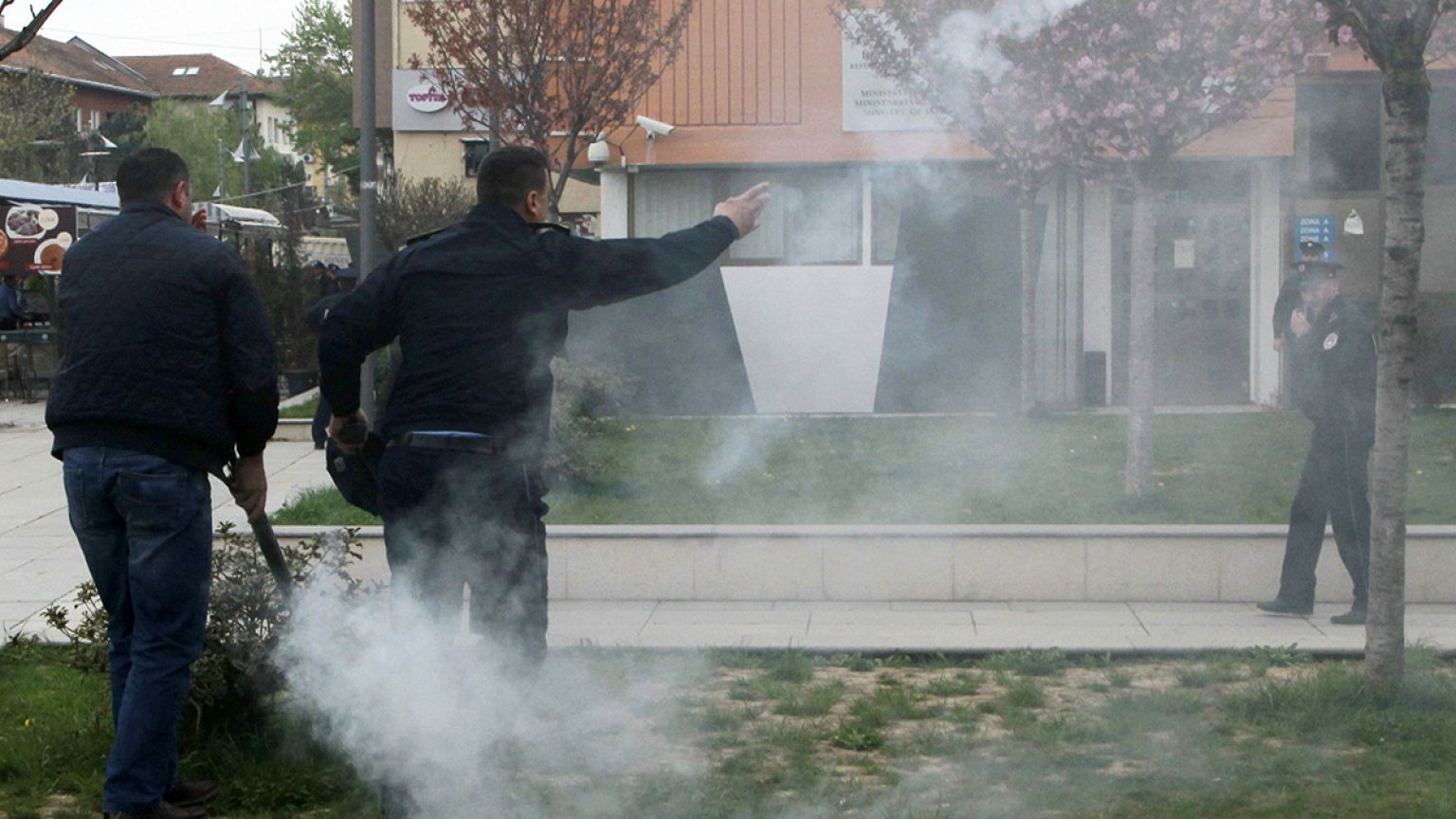Kosova'da Haşim Taçi'nin devir teslim törenine gaz bombası