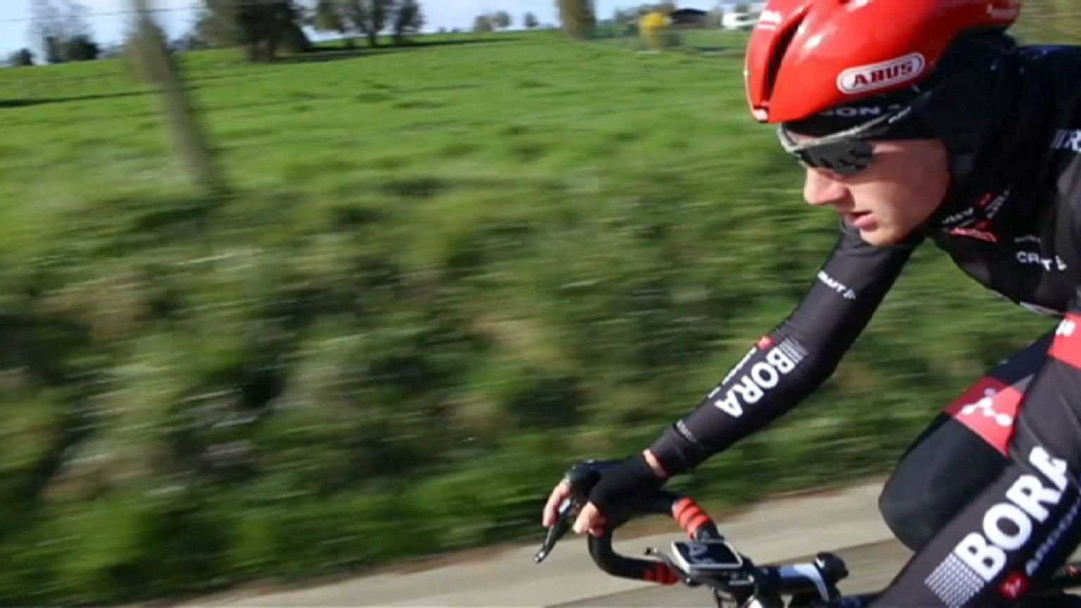 El Bora-Argon 18 calienta motores en la París-Roubaix