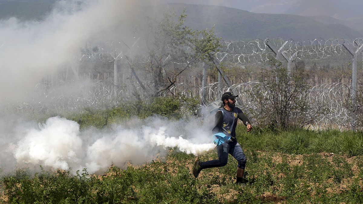 Polícia da Macedónia lança gás lacrimogéneo contra migrantes
