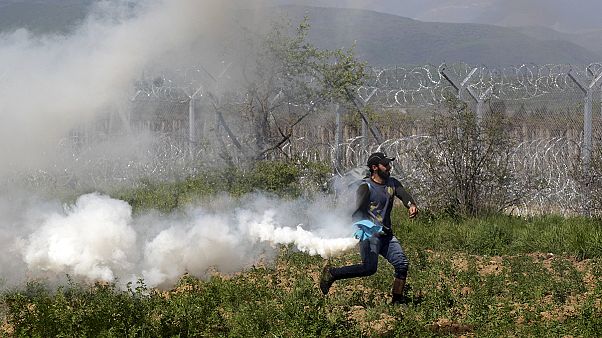 Idomeni, scontro fra migranti e polizia macedone, decine di feriti Idomeni, scontro fra migranti e polizia macedone, decine di feriti