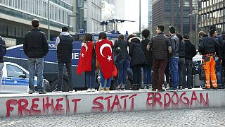 Friedensmärsche von Türken und Kurden enden in Gewalt