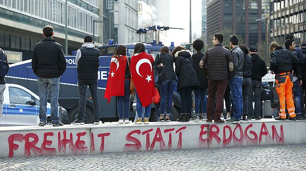 Friedensmärsche von Türken und Kurden enden in Gewalt Friedensmärsche von Türken und Kurden enden in Gewalt