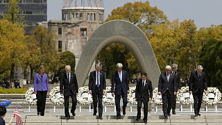 John Kerry depone una corona di fiori ad Hiroshima in ricordo delle vittime dell'olocausto nucleare