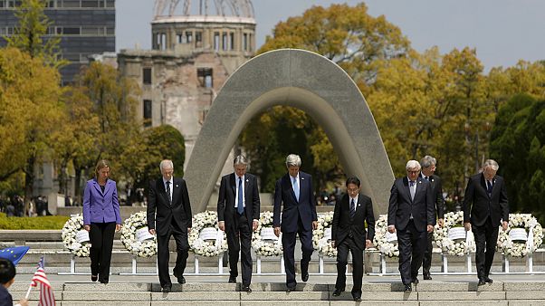 John Kerry depone una corona di fiori ad Hiroshima in ricordo delle vittime dell'olocausto nucleare John Kerry depone una corona di fiori ad Hiroshima in ricordo delle vittime dell'olocausto nucleare