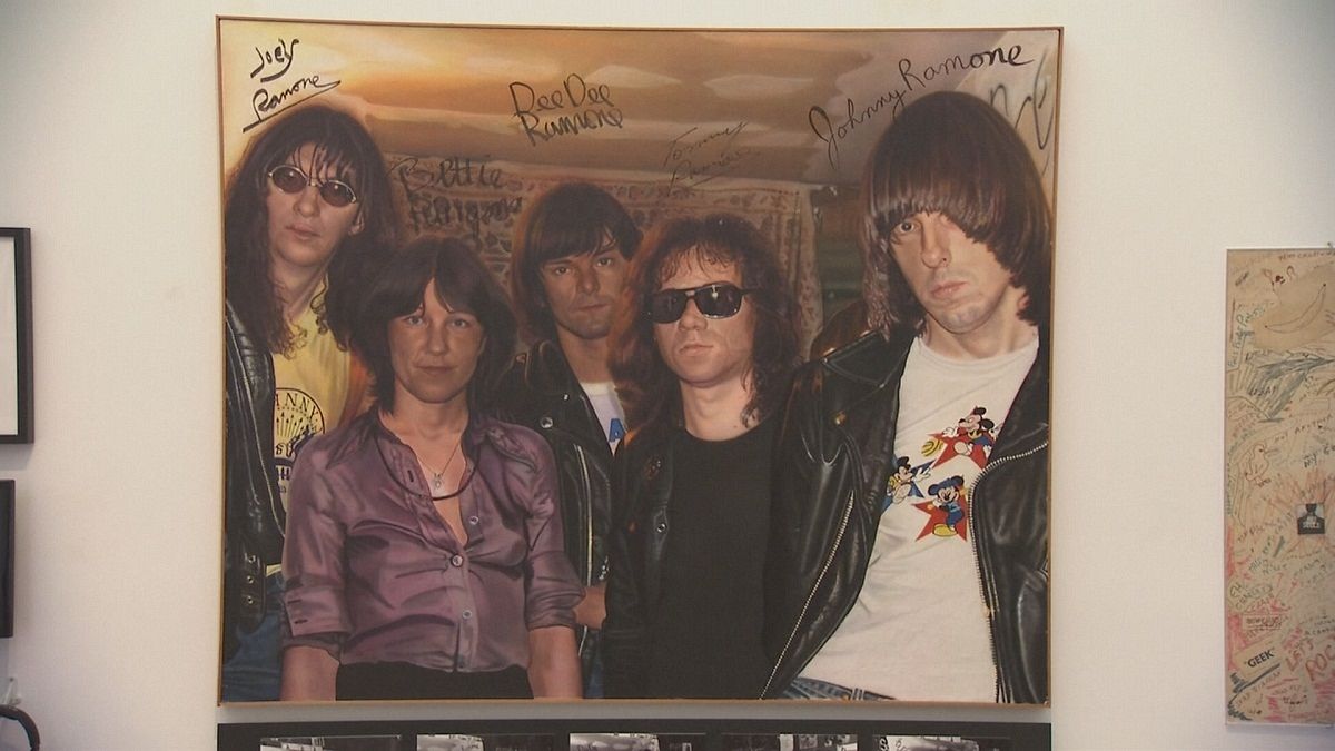 Punk rock grubu Ramones'in eşyaları sergileniyor