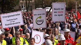 Deutsche Stahlarbeiter demonstrieren für Erhalt der Branche