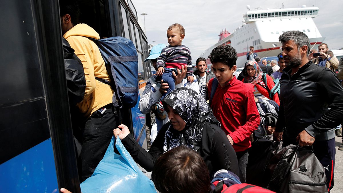 Grecia acelera el traslado de migrantes del puerto de Pireo hacia centros de acogida ante la cercanía de la temporada turística