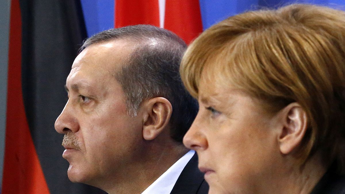 قصيدة هجائية لاعلامي الماني تتعرض لاردوغان تهدد العلاقات مع المانيا
