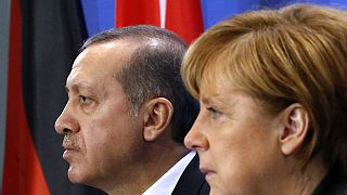 Erdogan elindította a büntetőeljárást a német humorista trágár verse miatt