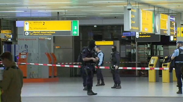 Hollanda'da Schiphol Havalimanı'nda terör alarmı Hollanda'da Schiphol Havalimanı'nda terör alarmı
