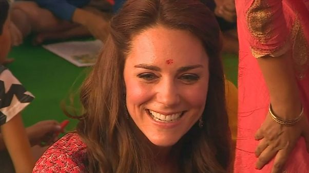 Indien: William und Kate treffen obdachlose Kinder Indien: William und Kate treffen obdachlose Kinder