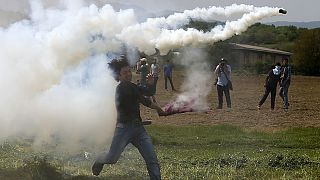 More tear gas as migrants vent frustration at Idomeni