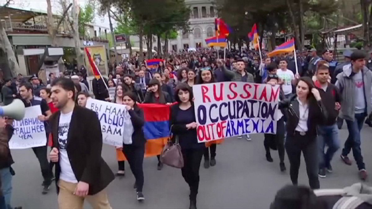 Nagorno-Karabakh: Armenians protest against Russian arms sales