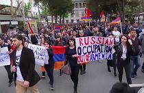 Bakunak szállított fegyverek miatt tüntettek Oroszország ellen Jerevánban