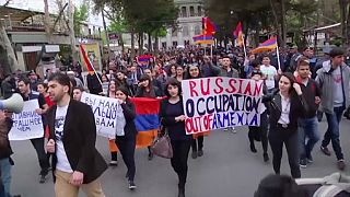 Jóvenes armenios se manifiestan contra Rusia por el conflicto de Nagorno Karabaj