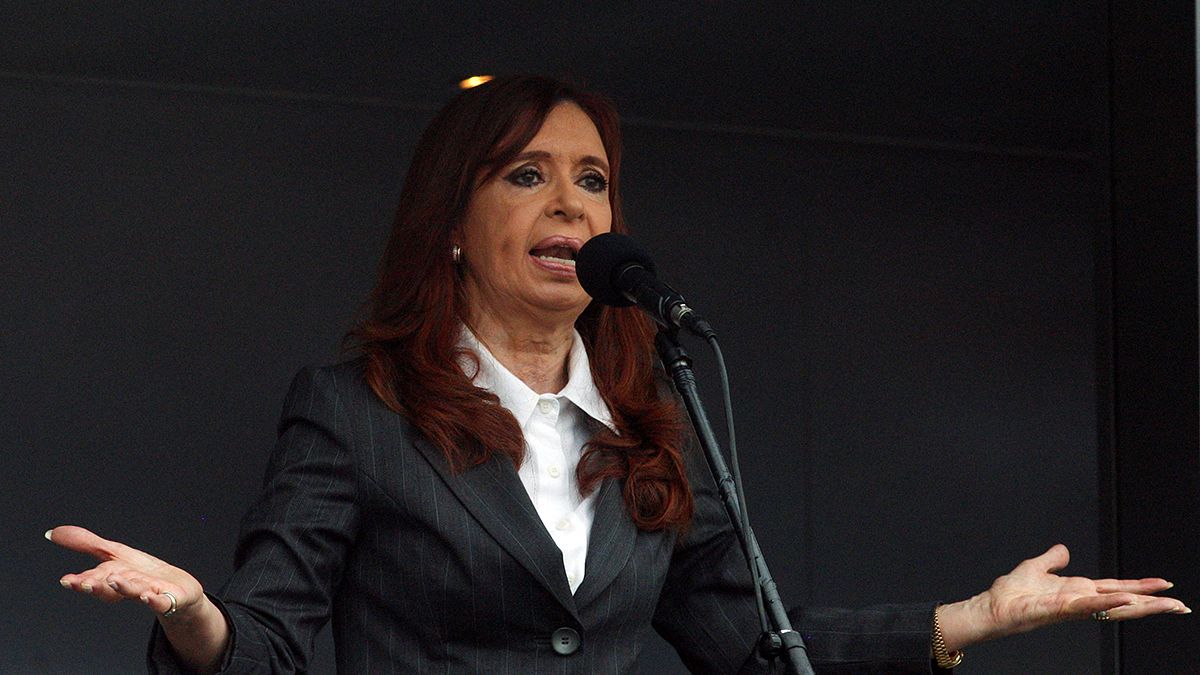 Экс-президент Аргентины дала показания в суде и обвинила власти в политическом давлении