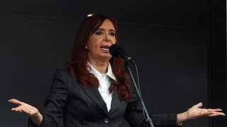 Cristina Fernández sale de los tribunales aclamada por miles de personas