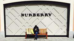 Burberry: σκληρά διλήμματα για τον Κρίστοφερ Μπέιλι