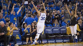 Records tumble as Warriors, Curry skin Grizzlies