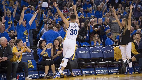 Nba: notte da record per il Golden State, 73 vittorie su 82 match Nba: notte da record per il Golden State, 73 vittorie su 82 match