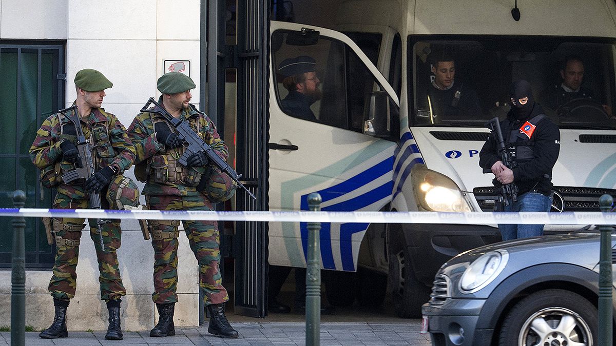 Előzetesbe került a brüsszeli terrorsejt hét tagja