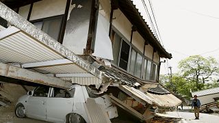 Премьер Японии пообещал помочь пострадавшим от землетрясения