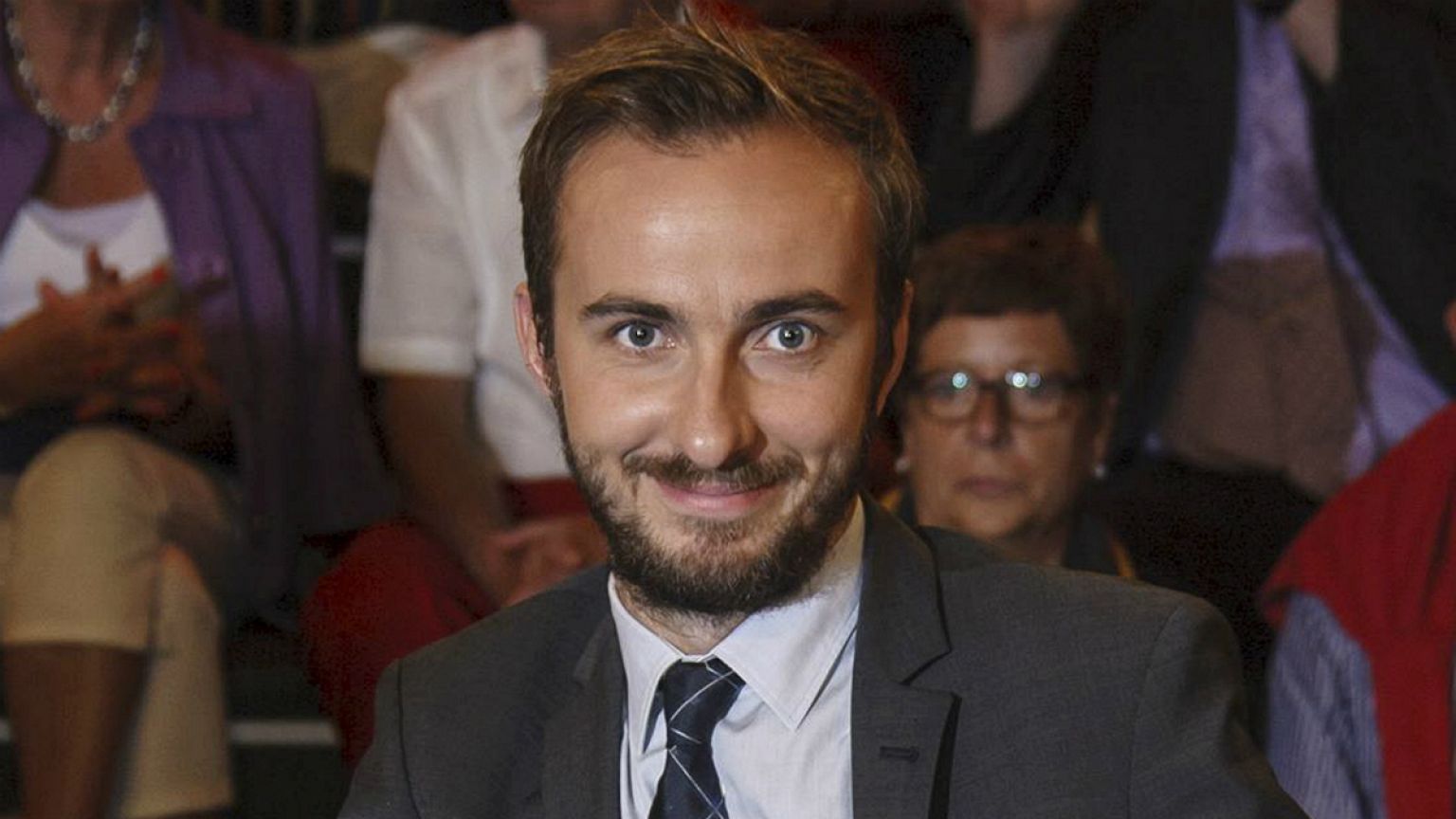 Häme im Internet: Merkel vs Böhmermann