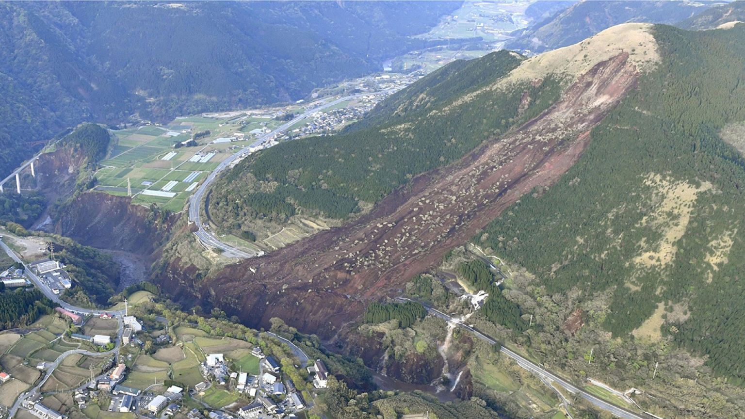 Sale il bilancio del terremoto in Giappone