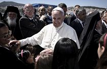 El papa Francisco se lleva a Roma a 12 refugiados tras visitar la isla griega de Lesbos