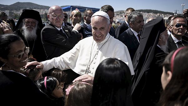 Papa Vatikan'a 12 Müslüman sığınmacıyla döndü Papa Vatikan'a 12 Müslüman sığınmacıyla döndü