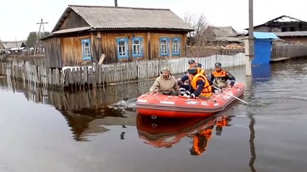 Rússia: Temperaturas quentes provocam degelo e inundações Rússia: Temperaturas quentes provocam degelo e inundações