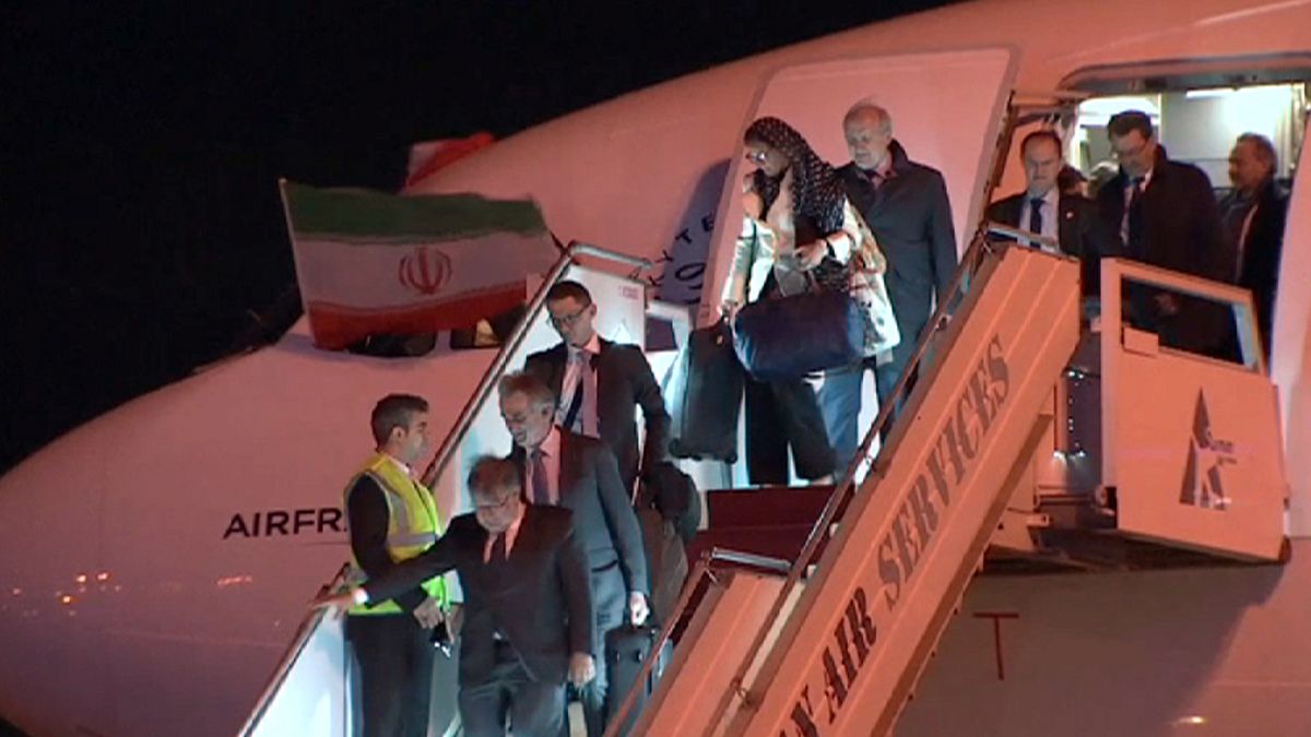 Paris - Teheran: Air-France-Stewardessen mit Kopftuch