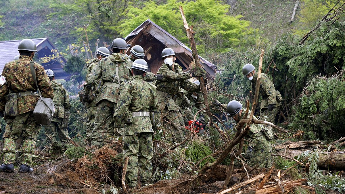 Nach Erdbeben in Japan: Rettungskräfte suchen nach Überlebenden