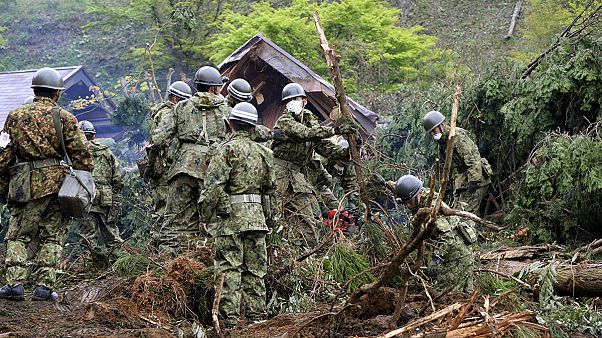 Les sauveteurs japonais fouillent les décombres à la recherche de survivants Les sauveteurs japonais fouillent les décombres à la recherche de survivants