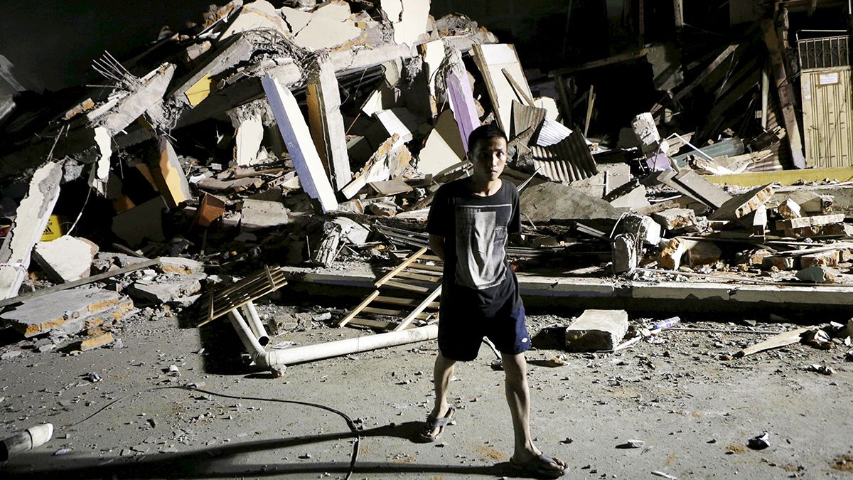 Ισημερινός: Toυς 350 έφτασαν οι νεκροί από τον καταστροφικό σεισμό των 7.8 Ρίχτερ