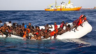 غرق قارب ممتلئ باللاجئين قبالة سواحل إيطاليا