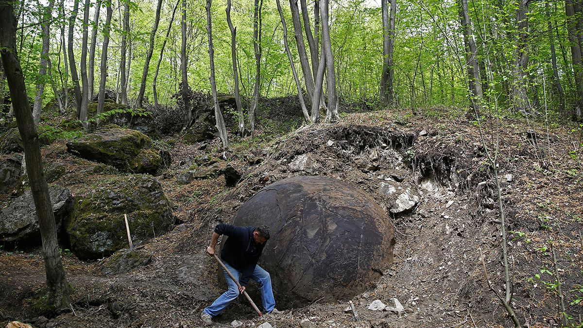 Mysteriöse gigantische Steinkugel in Bosnien-Herzegowina entdeckt