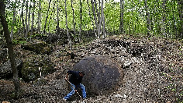 Bosna'da bulunan esrarengiz küre Bosna'da bulunan esrarengiz küre