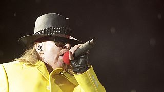 AC/DC: Ο Axl Rose στο μικρόφωνο του θρυλικού συγκροτήματος