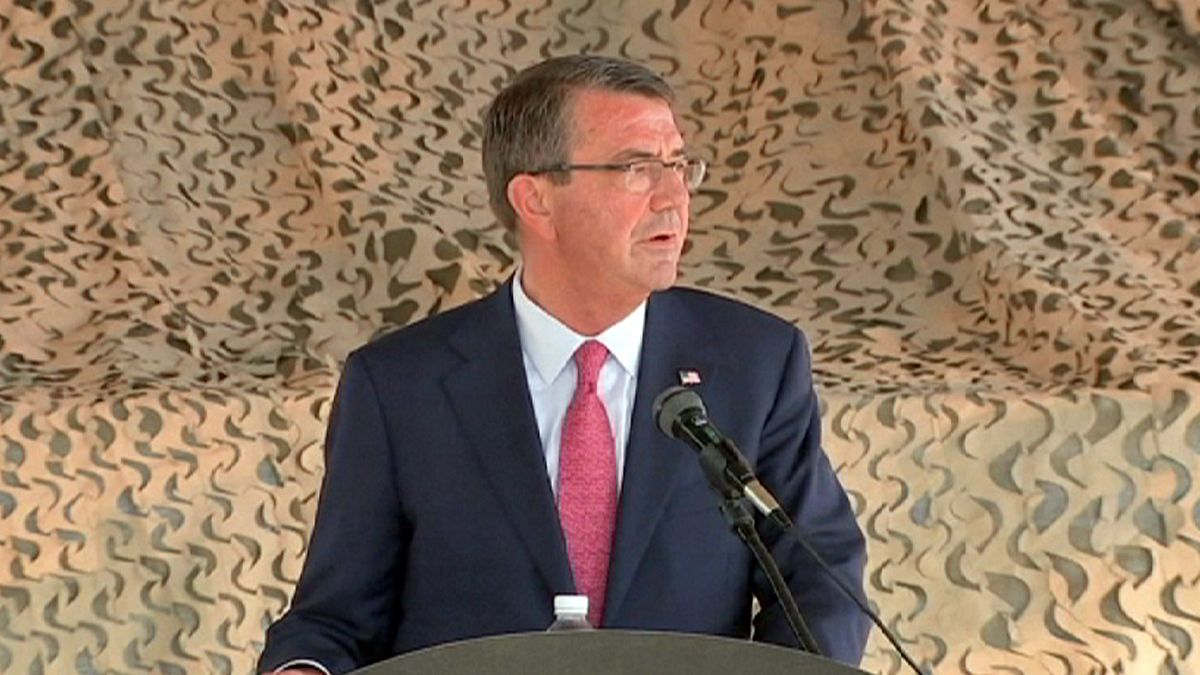 Il Capo del Pentagono Carter in visita a Baghdad promette rinforzi contro Isis