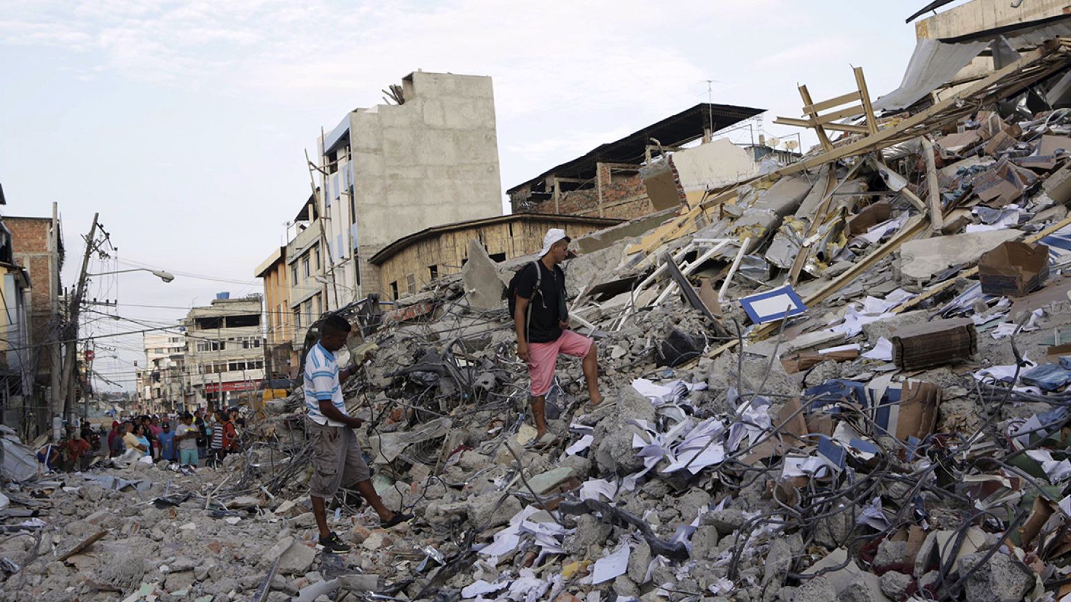 Ecuador, ormai 413 le vittime del terremoto. Correa: la priorità è cercare sopravvissuti